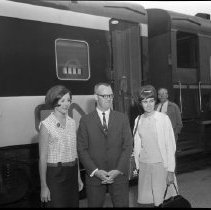 Exchange Students Meet Outside the CNR